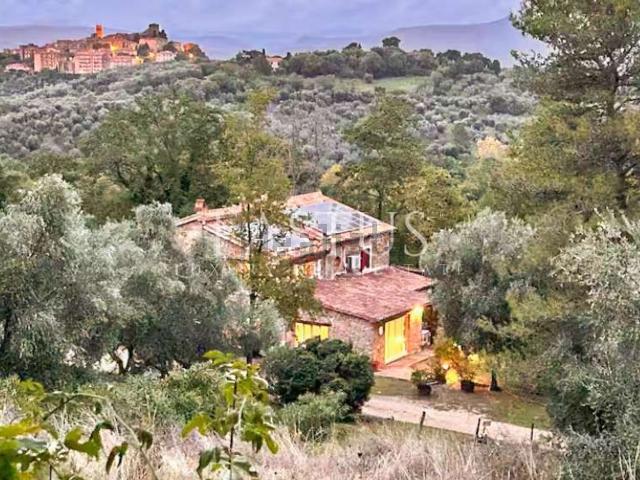 Rustici e casali in vendita di 703 m² in Via Scansanese