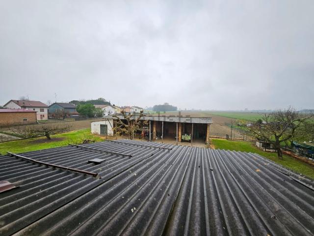 Rustici e casali in vendita di 715 m² in Circonvallazione Fiume Montone Abbandonato, 477
