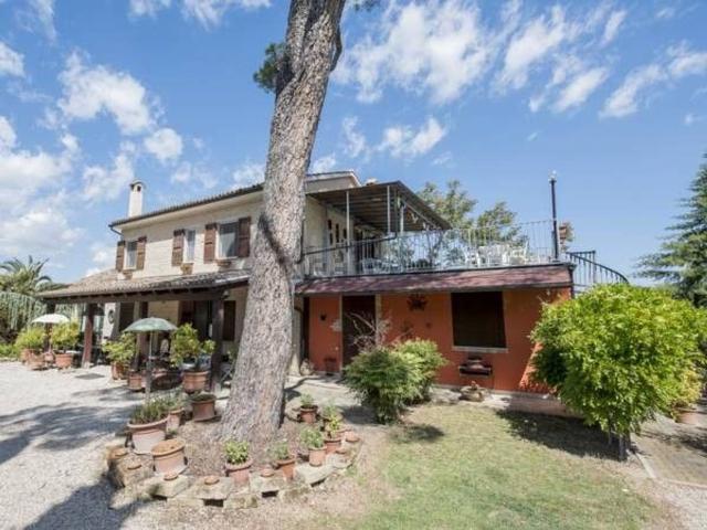 Rustici e casali in vendita di 718 m²
