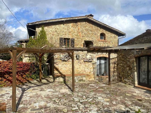 Rustici e casali in vendita di 665 m² in Via Cesare Battisti