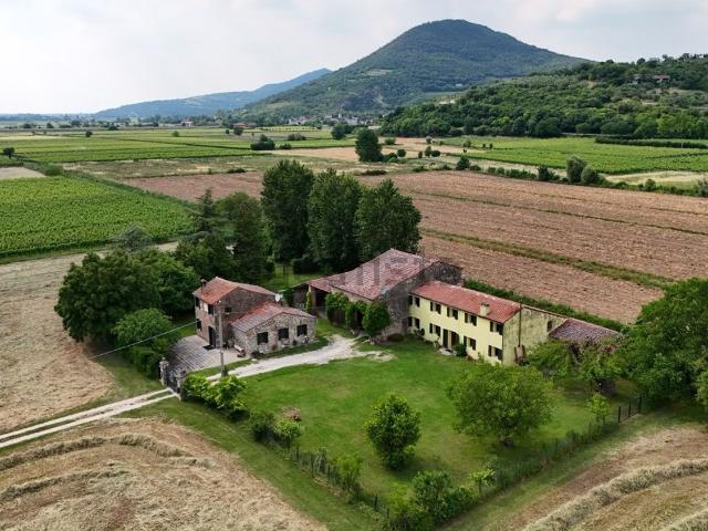 Rustici e casali in vendita di 729 m² in Via Tormene