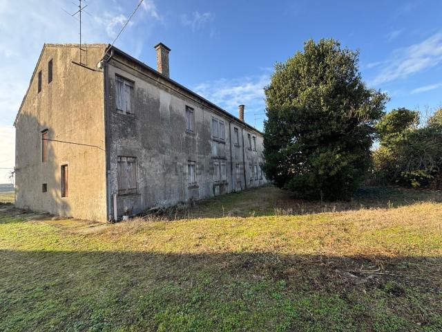 Rustici e casali in vendita di 720 m² in Via Mazzini, 303
