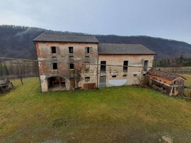Rustici e casali in vendita di 720 m² in Via Carniei, 8