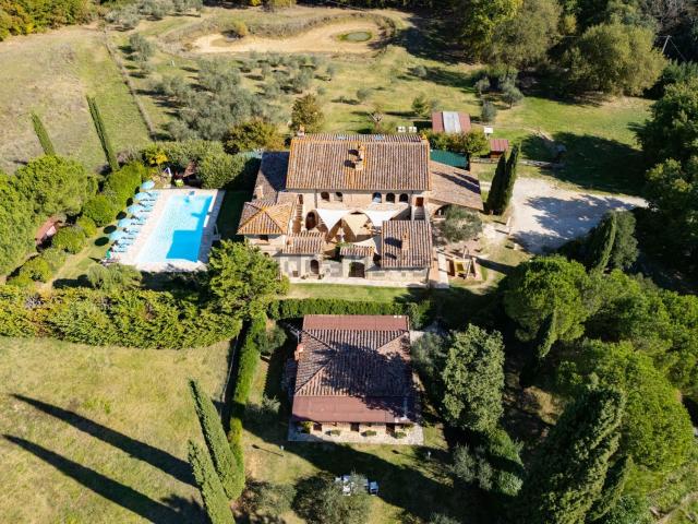 Rustici e casali in vendita di 720 m² in Via del Monte, 18