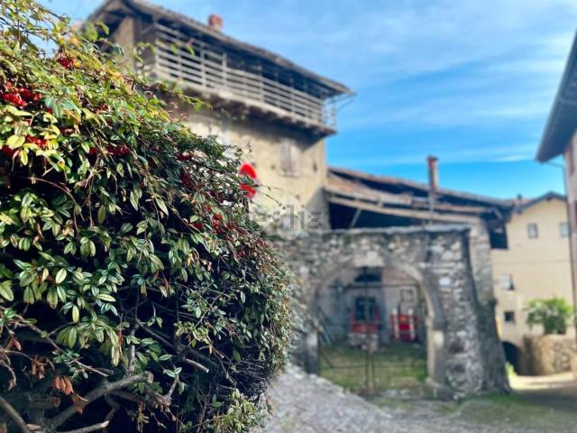Rustici e casali in vendita di 737 m² in Via Federico Guella