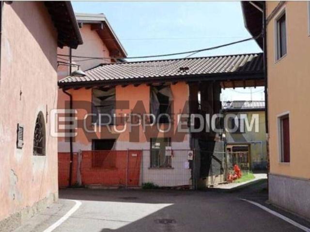Rustici e casali in vendita di 738 m² in Via Bono, 25