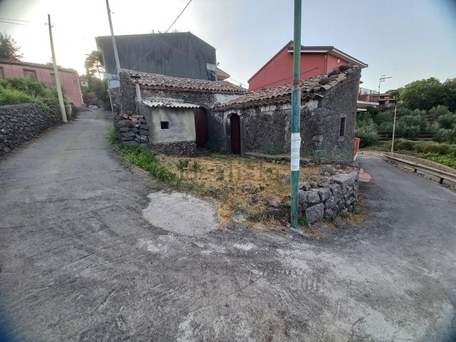 Rustici e casali in vendita di 73 m² in Via Linguaglossa, 27