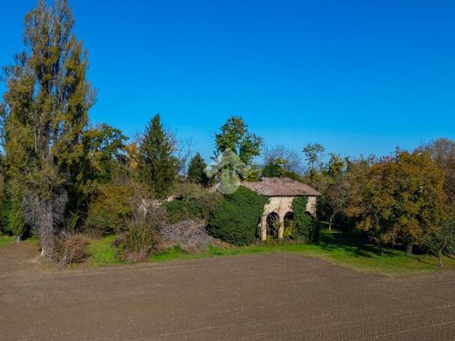 Rustici e casali in vendita di 745 m² in Via Romani