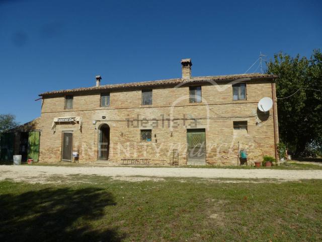 Rustici e casali in vendita di 747 m²