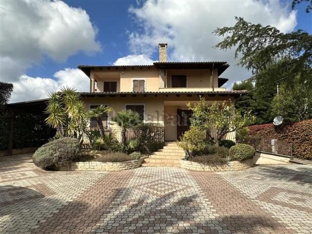 Rustici e casali in vendita di 747 m² in Via Castel del Monte