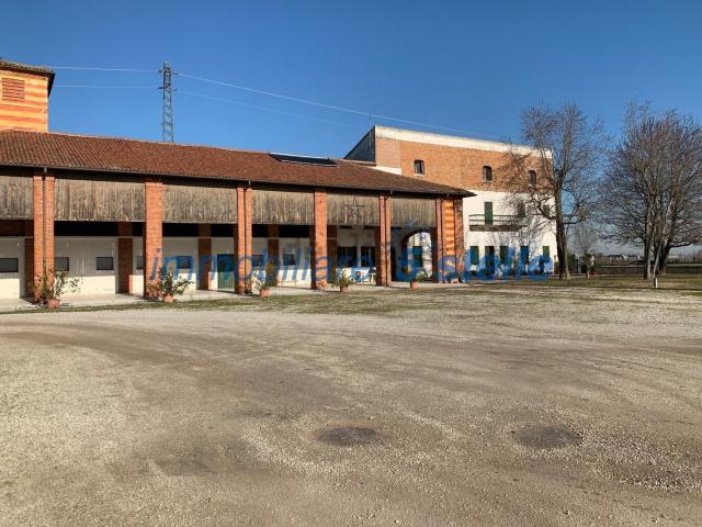 Rustici e casali in vendita di 740 m²