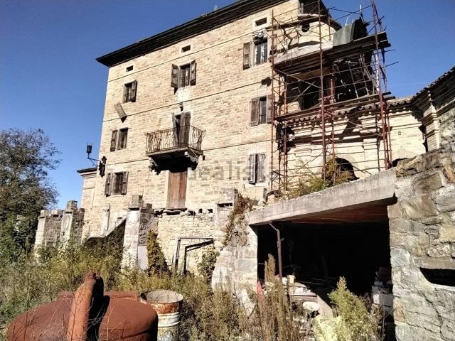Rustici e casali in vendita di 740 m² in Via Mutilati di Guerra, 45