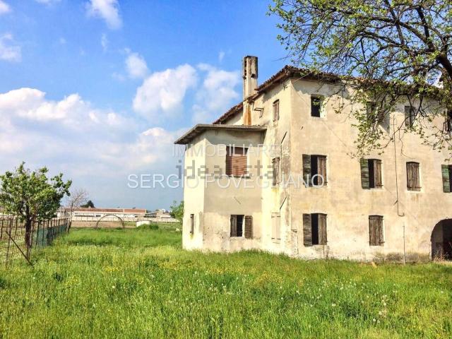 Rustici e casali in vendita di 740 m² in Via Priula, 68