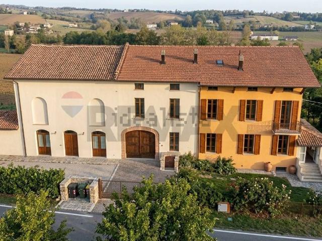 Rustici e casali in vendita di 743 m² in Via Cogolonchio, 16