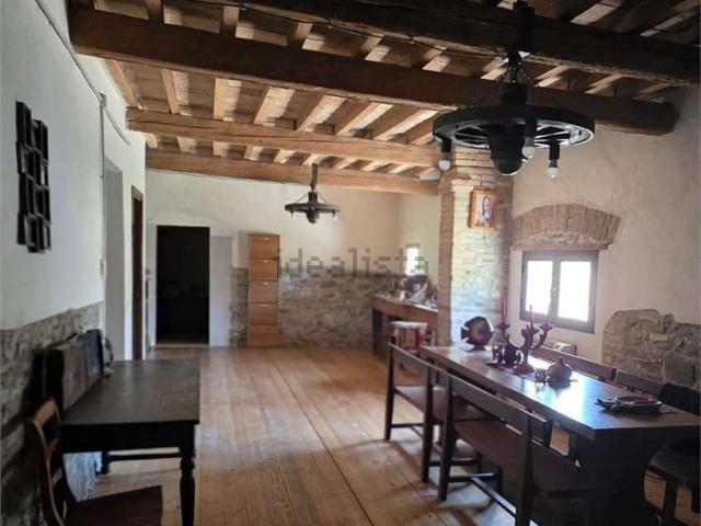 Rustici e casali in vendita di 750 m²