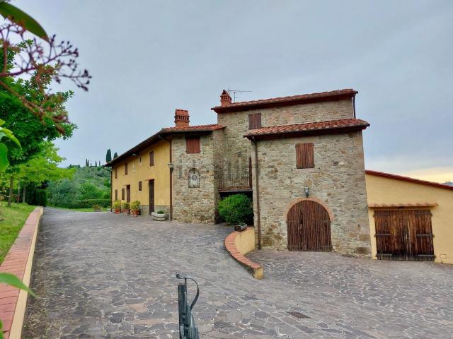 Rustici e casali in vendita di 750 m² in Strada Provinciale 10, 98
