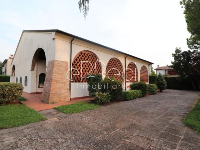 Rustici e casali in vendita di 750 m² in Via tripoli