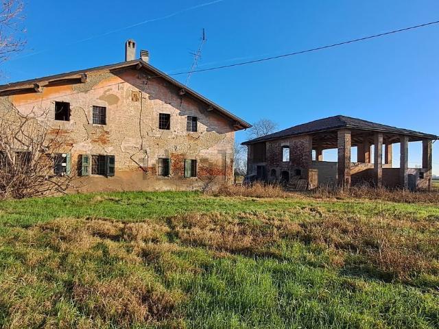 Rustici e casali in vendita di 752 m² in Via Poggiorenatico, 12