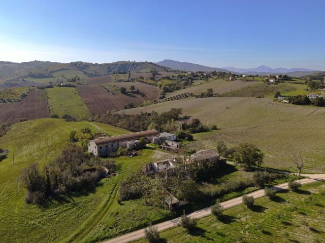 Rustici e casali in vendita di 766 m² in Contrada San Venanzo