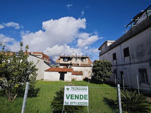 Rustici e casali in vendita di 76 m² in Via Appia, 185