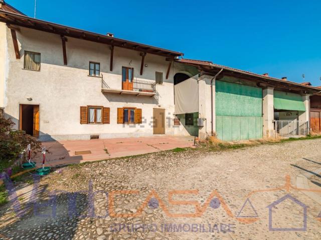 Rustici e casali in vendita di 770 m² in Via della Ripa, 8