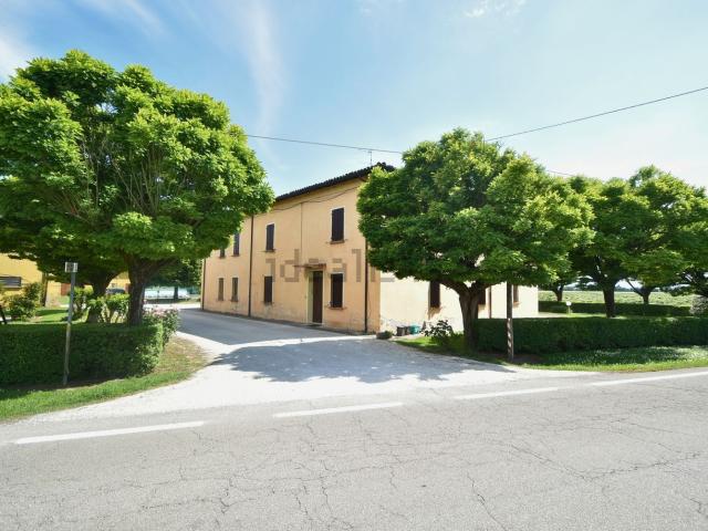 Rustici e casali in vendita di 798 m² in Strada San Bernardino, 99