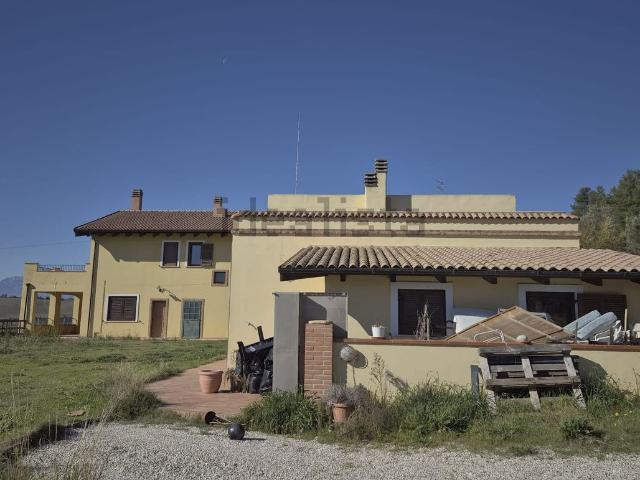 Rustici e casali in vendita di 800 m² in Contrada Centorame, 4