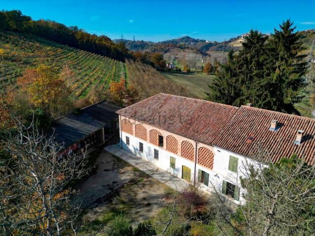 Rustici e casali in vendita di 800 m² in Strada Vaglio Serra, 31