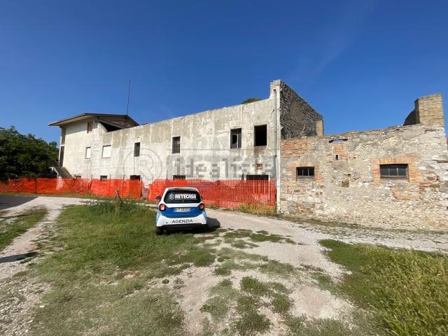 Rustici e casali in vendita di 810 m² in Via Udine, 1