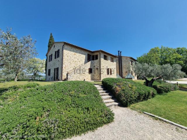 Rustici e casali in vendita di 820 m² in Via Santa Maria delle Rose