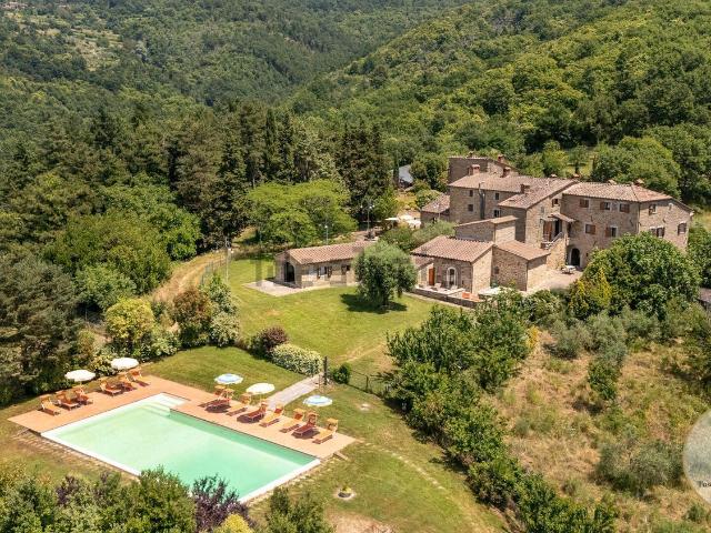 Rustici e casali in vendita di 839 m²