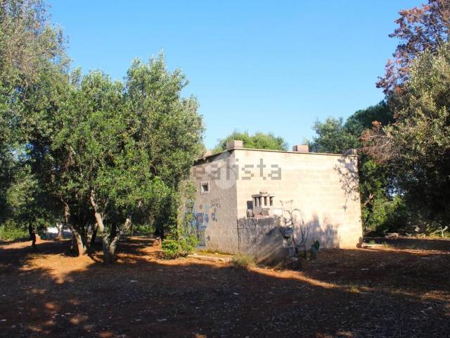 Rustici e casali in vendita di 8300 m²