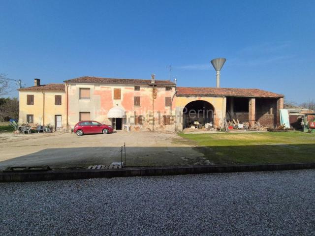 Rustici e casali in vendita di 830 m² in Via Cortine