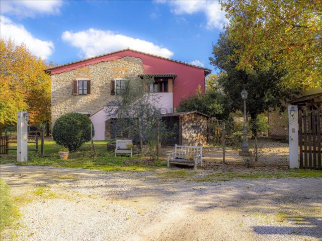 Rustici e casali in vendita di 845 m² in Via Angelo Cortesi, 94
