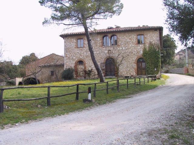 Rustici e casali in vendita di 840 m²