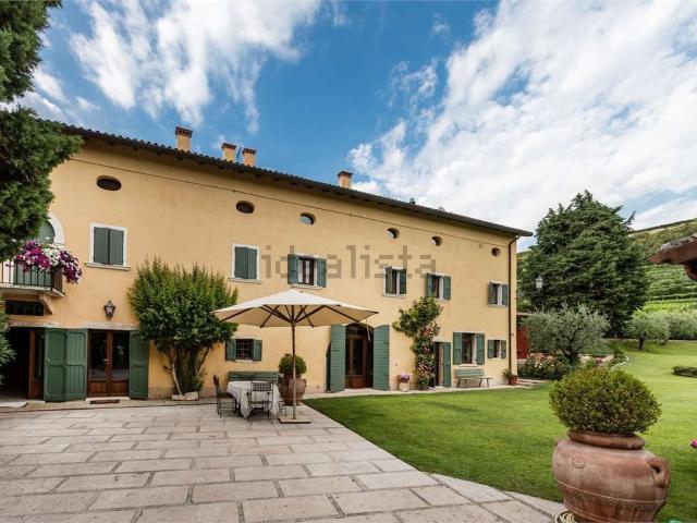 Rustici e casali in vendita di 850 m²