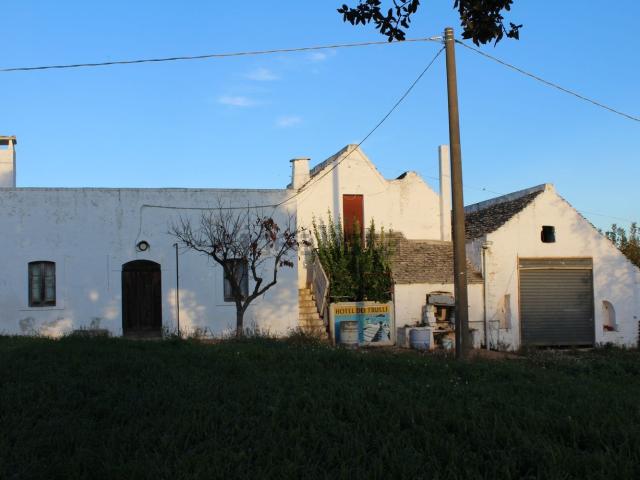 Rustici e casali in vendita di 850 m² in Via alberobello