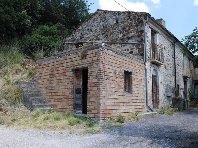 Rustici e casali in vendita di 85 m² in Via delle Fontane, 10