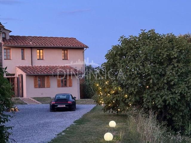 Rustici e casali in vendita di 877 m²