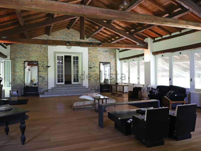 Rustici e casali in vendita di 887 m² in Strada del Quartiere, 1