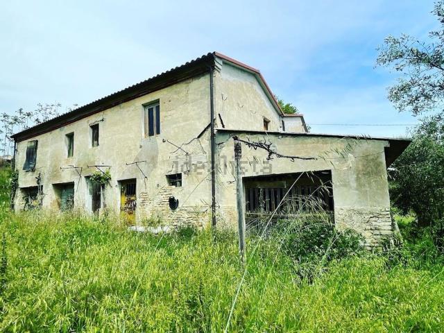 Rustici e casali in vendita di 88000 m² in Via Damiano Chiesa