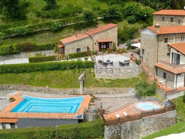 Rustici e casali in vendita di 880 m² in Via San Giusto