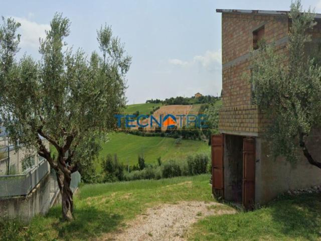 Rustici e casali in vendita di 88 m² in Strada provinciale per Campli, 38