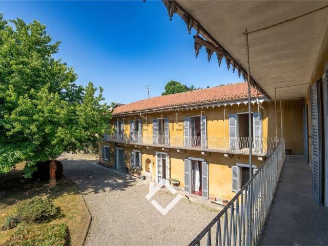 Rustici e casali in vendita di 896 m² in Via Roma