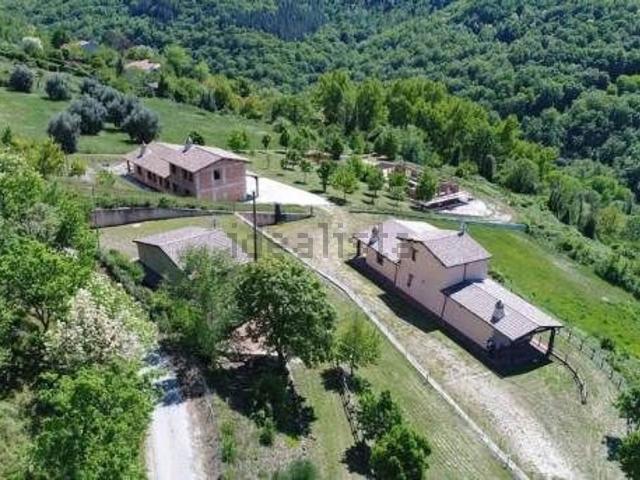 Rustici e casali in vendita di 890 m²