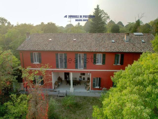 Rustici e casali in vendita di 890 m² in Viale Milano