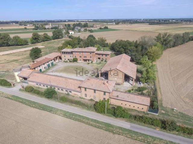 Rustici e casali in vendita di 900 m²
