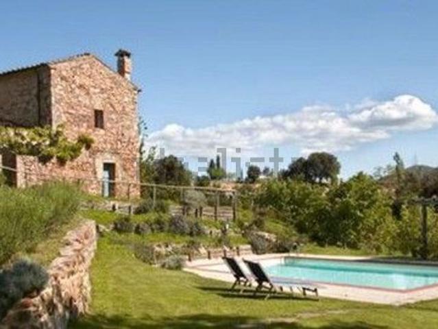 Rustici e casali in vendita di 900 m²
