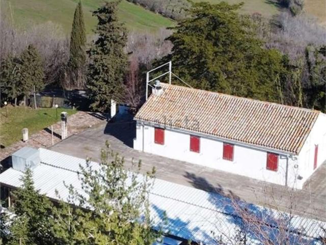 Rustici e casali in vendita di 900 m²