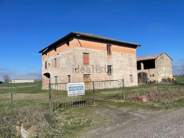 Rustici e casali in vendita di 900 m² in Strada Certosino